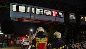 Stromausfall stoppt Schwebebahn - Feuerwehr rettet Fahrgäste