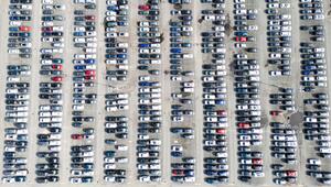 Neuwagen stehen auf dem Gelände vom VW Stammwerk