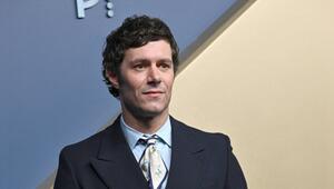 Adam Brody ist ab 22. Oktober in der dritten Staffel der Netflix-Serie "Nobody Wants This" zu sehen.