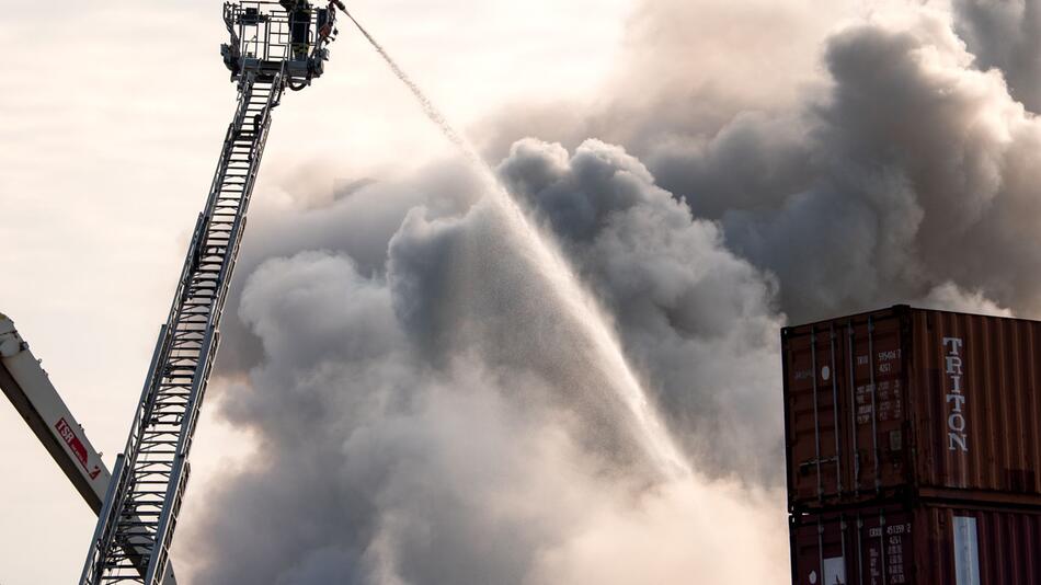 Schrotthaufen am Hamburger Hafen fängt Feuer