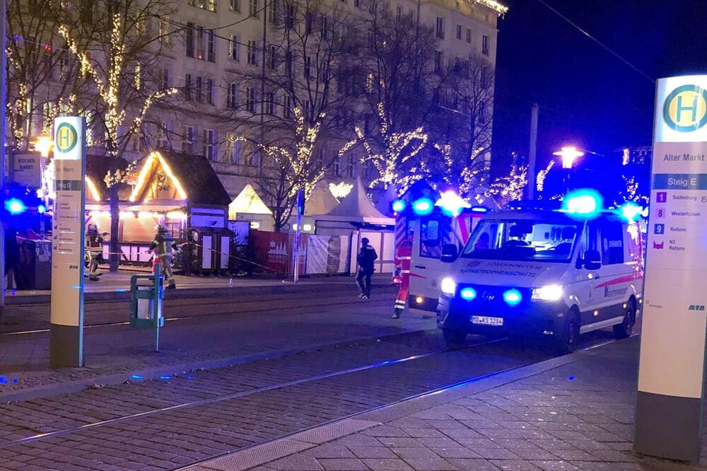 Auto fährt in Menschenmenge auf Magdeburger Weihnachtsmarkt