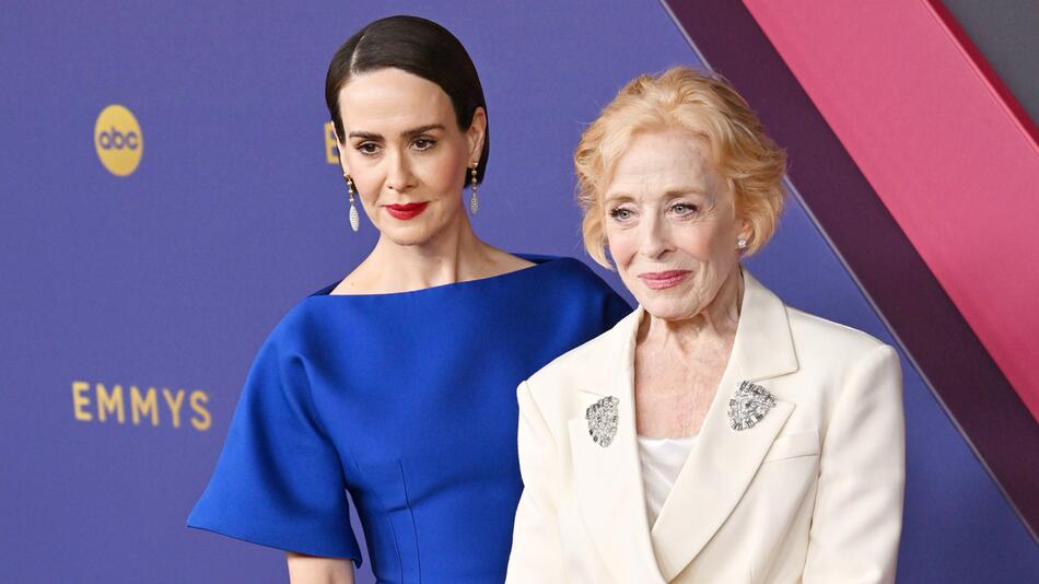 Sarah Paulson und Holland Taylor (r.) bei der Emmy-Verleihung auf dem roten Teppich.