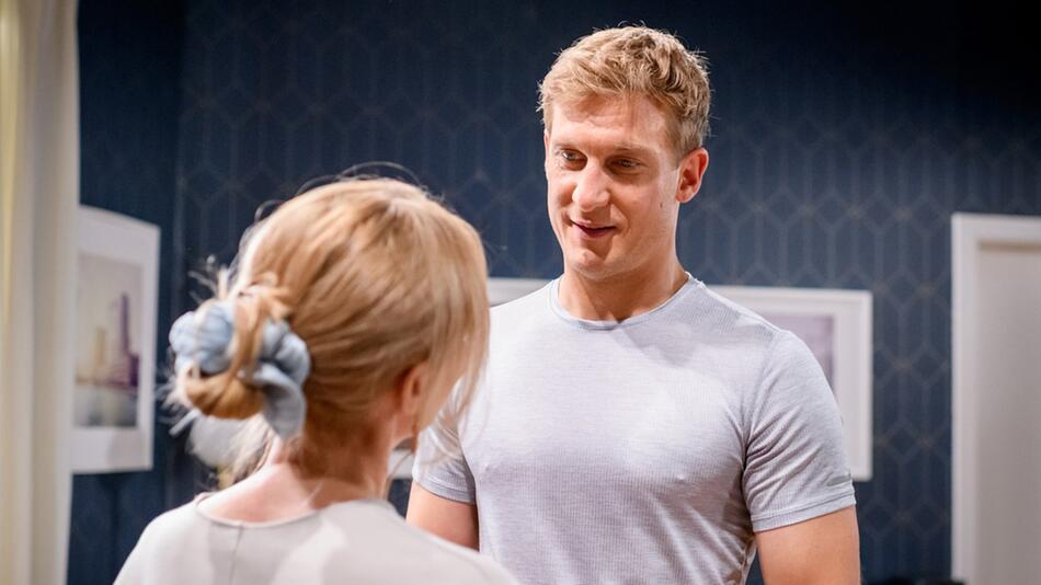 "Sturm der Liebe": Katja (l.) erfährt nebenbei von Vincent (r.), dass das Gestütspersonal gerade ...