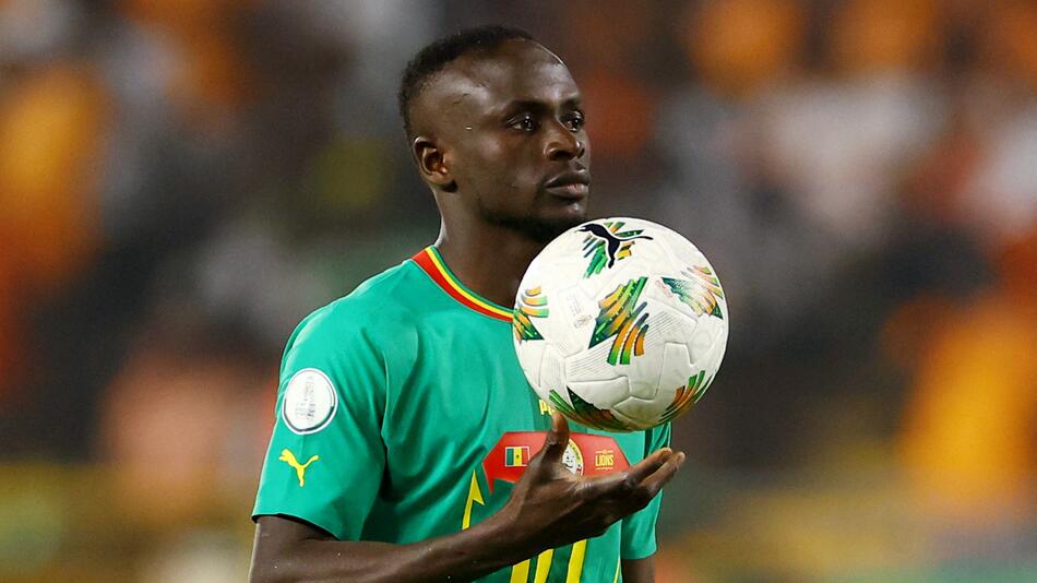Senegals Stürmerstar Sadio Mane trägt den Spielball zum Elfmeterpunkt