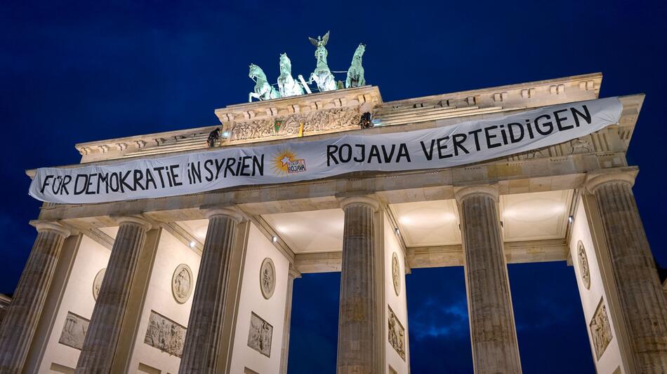 Syrien-Transparent am Brandenburger Tor entrollt