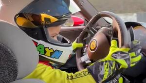 Teures Spielzeug: Dreijähriger fährt Papas Ferrari auf Rennstrecke