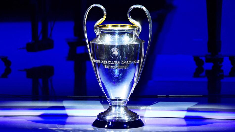 Der Champions-League-Pokal thront anlässlich der Auslosung am 18. Dezember 2023 in Nyon