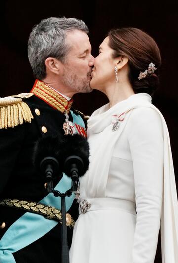 König Frederik X. und Königin Mary küssen sich