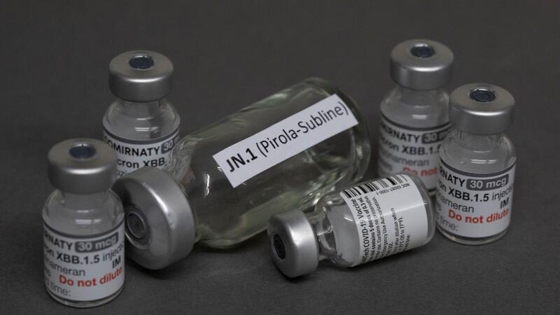Impffläschchen stehen auf einem Tisch gegen die Corona-Variation JN.1.
