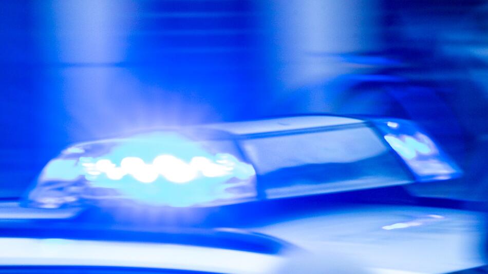 Ein Streifenwagen der Polizei ist mit Blaulicht im Einsatz