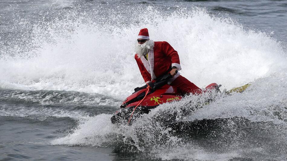 Weihnachtsmann rettet Badegäste in Rio