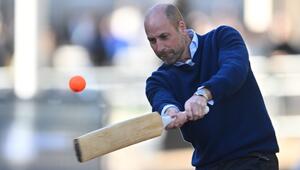 Prinz William hat sich am Dienstag beim Cricket vor dem Palast versucht.
