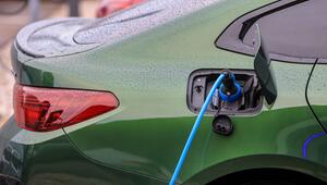 Elektroauto lädt an Ladesäule