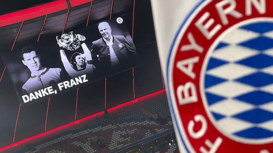 Schweigeminute für Franz Beckenbauer in der Allianz Arena.