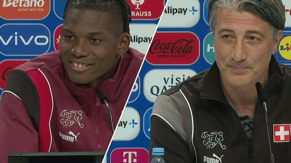 Breel Embolo und Murat Yakin während der Pressekonferenz vor dem Deutschland-Spiel
