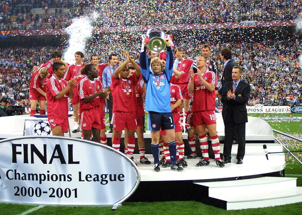 Bayern Münchens Oliver Kahn zeigt den Champions-League-Pokal nach dem Sieg über den FC Valencia 2001