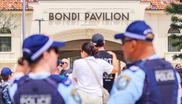 Polizeibeamte bewachen den Tatort am Bondi Beach
