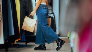 Frau in lockerer Jeans beim Shoppen