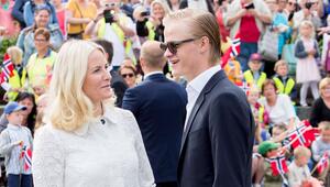 Kronprinzessin Mette-Marit mit ihrem ältesten Sohn Marius Borg Høiby, der aus einer früheren ...