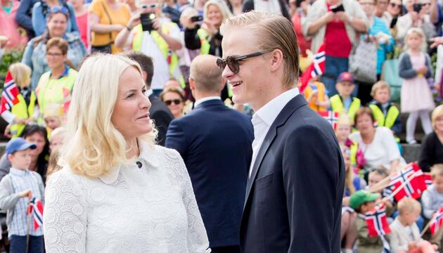 Kronprinzessin Mette-Marit mit ihrem ältesten Sohn Marius Borg Høiby, der aus einer früheren ...