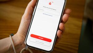 Frau hält Smartphone mit S-PushTAN-App