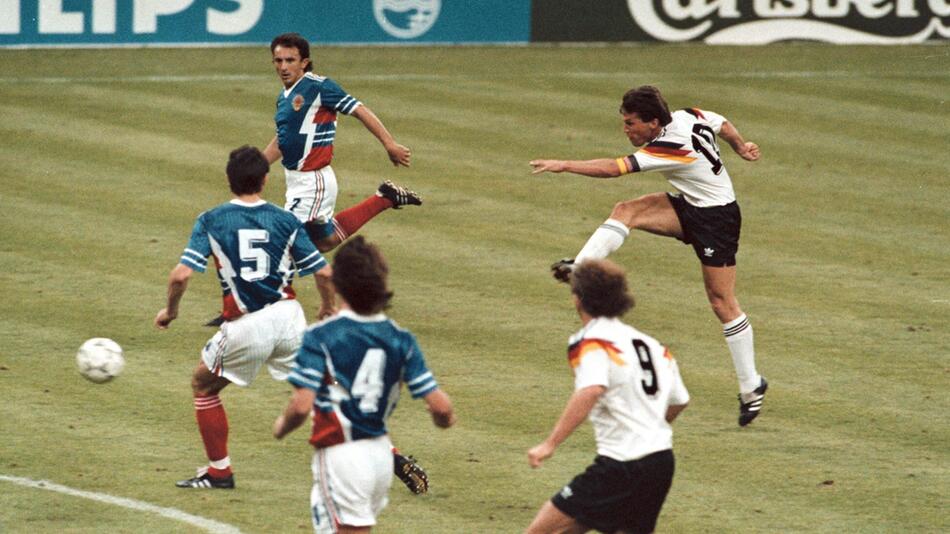 Lothar Matthäus eröffnet die WM 1990 gegen Jugoslawien für Deutschland mit einem Traumtor