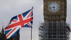 Ein Union Jack weht vor dem Big Ben