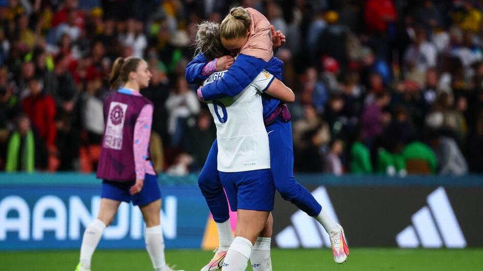Englands Nationalspielerinnen feiern den Sieg über Nigeria