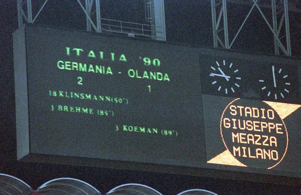 Die Anzeigetafel im Giuseppe-Meazza-Stadion zeigt das Ergebnis für Deutschland gegen Niederlande