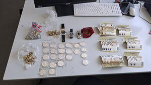 Silbermünzen, Bargeld und Goldschmuck auf Spielplatz entdeckt