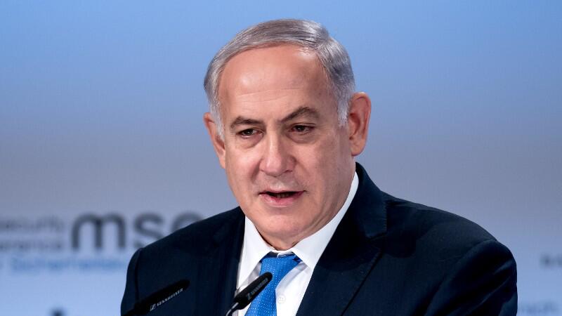 Benjamin Netanjahu hält eine Rede.