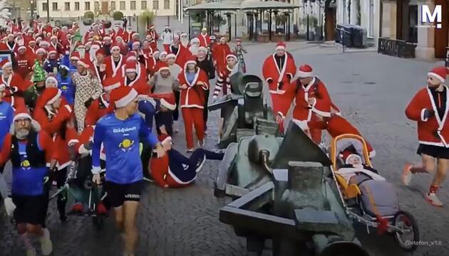 Autsch! Läuferin rennt bei Weihnachtsmannlauf frontal gegen Statue