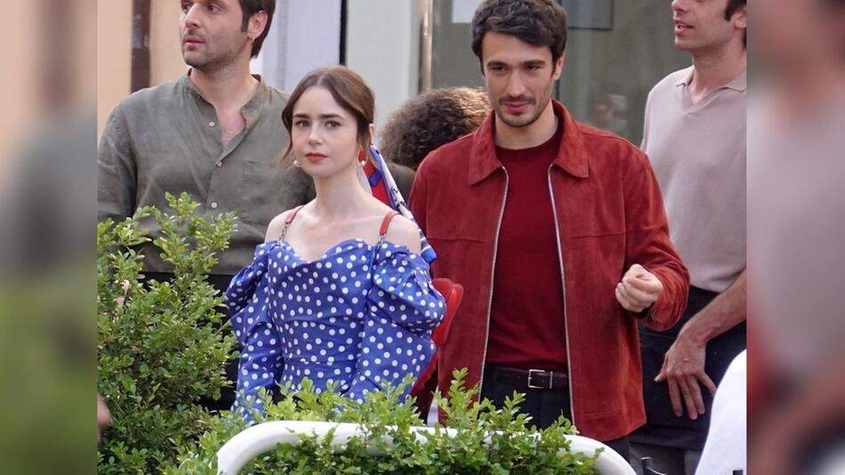 Lily Collins und ihr neuer "Emily in Paris"-Kollege Eugenio Franceschini bei den Dreharbeiten in ...