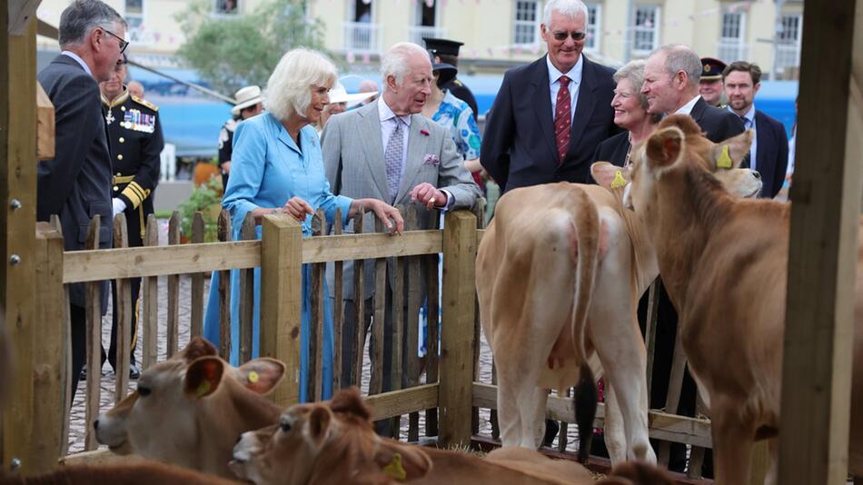 Königin Camilla und König Charles III. begrüßen auf Jersey die neuen Bewohner der "Home Farm" ...