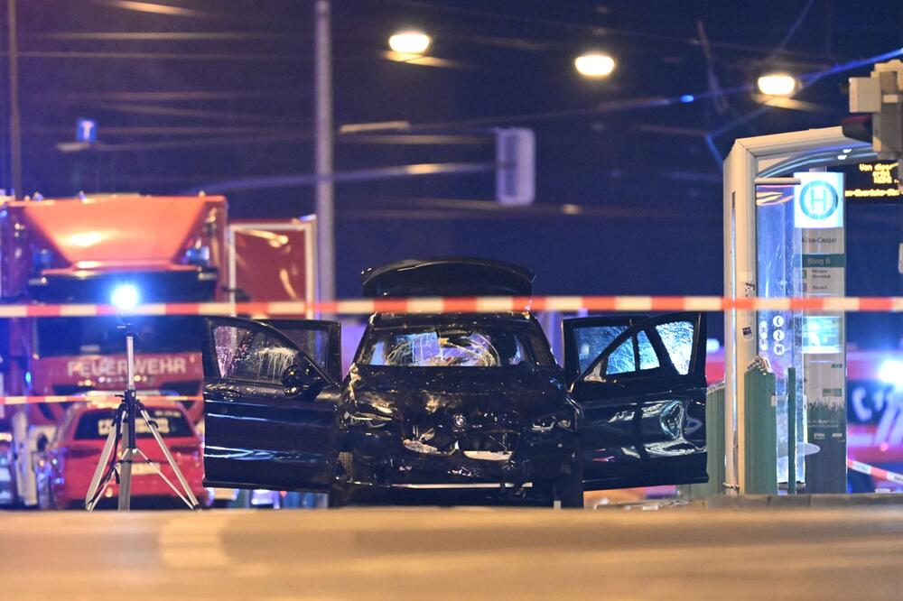 Auto fährt in Menschenmenge auf Magdeburger Weihnachtsmarkt