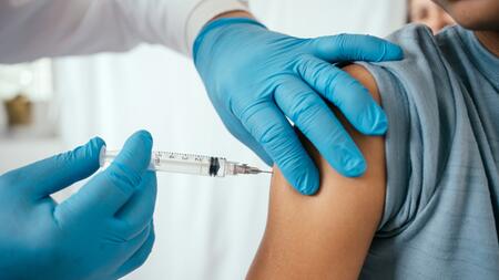 Besserer Schutz, mehr Nebenwirkungen – über eine Impfung mit Schattenseiten