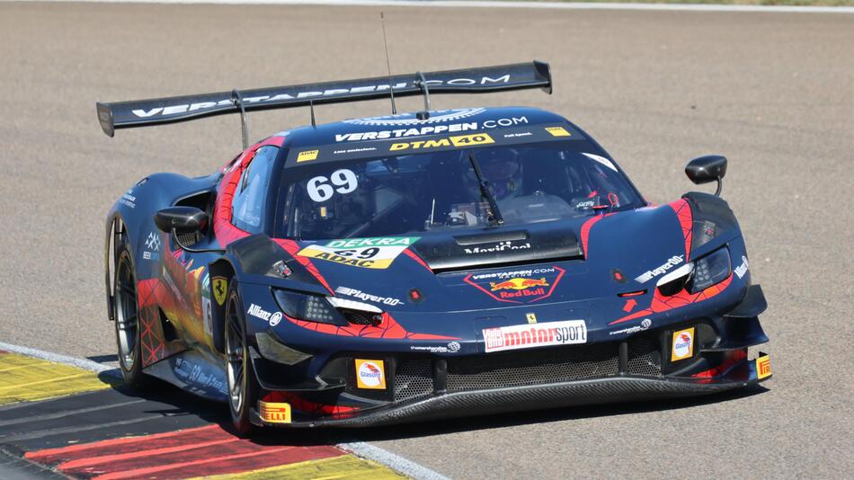 Der Niederländer Thierry Vermeulen in seinem Ferrari 296 GT3 auf dem Sachsenring