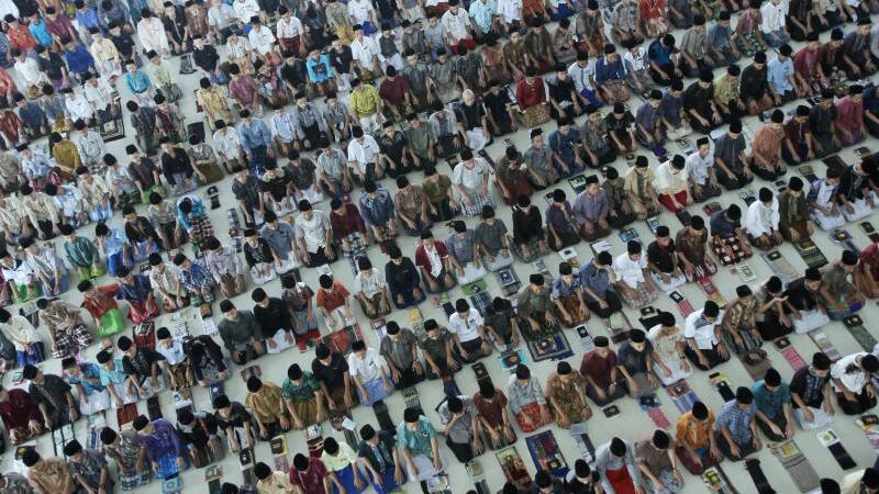 Muslime beten zu Beginn des Ramadan