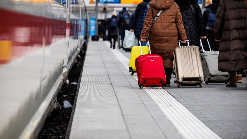 Fahrgäste am Gleis