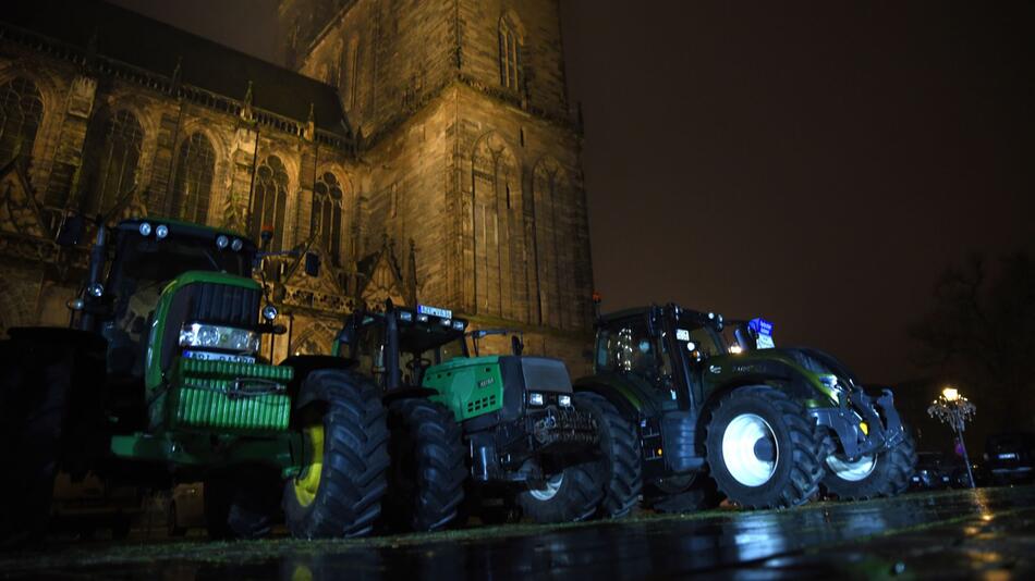 Landwirte demonstrieren vor dem Magdeburger Dom