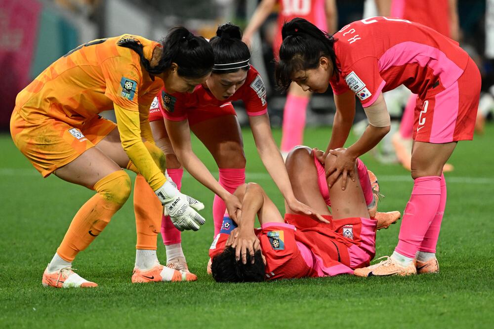Hyeri Kim liegt auf dem Boden.