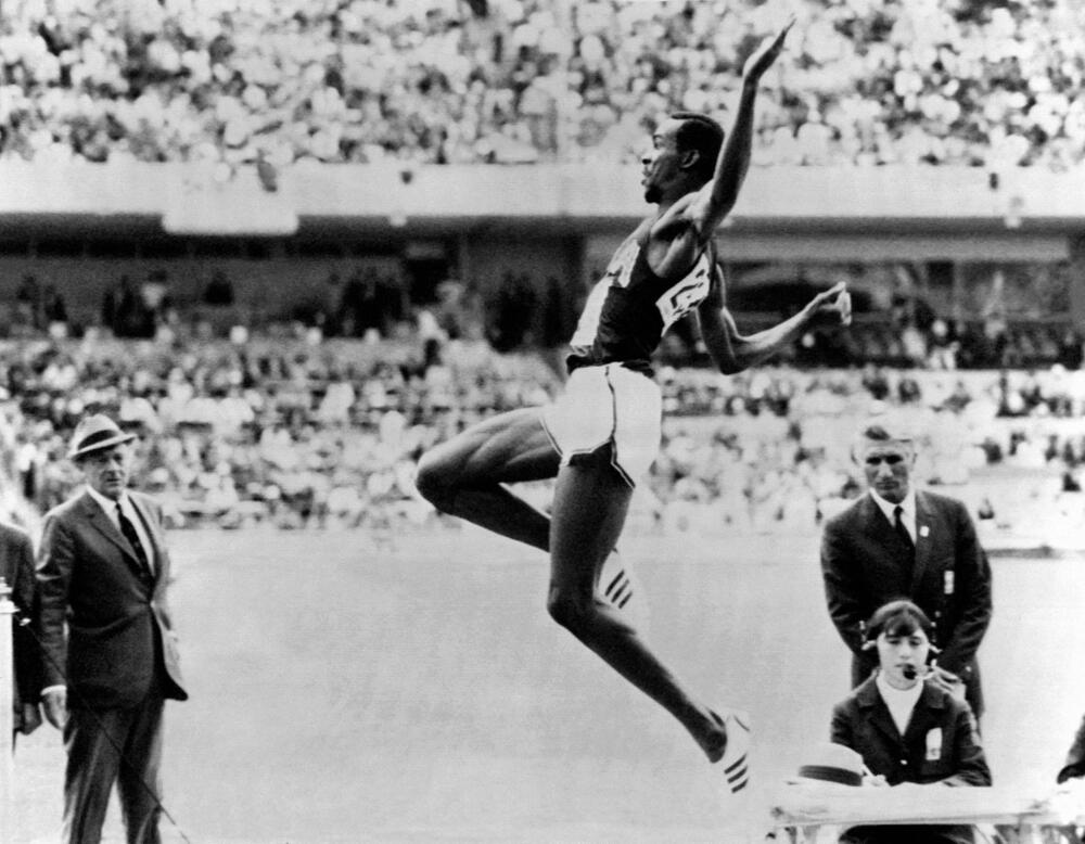 Bob Beamon fliegt 1968 mit der Weltrekordweite von 8,90 Metern zur Goldmedaille bei Olympia