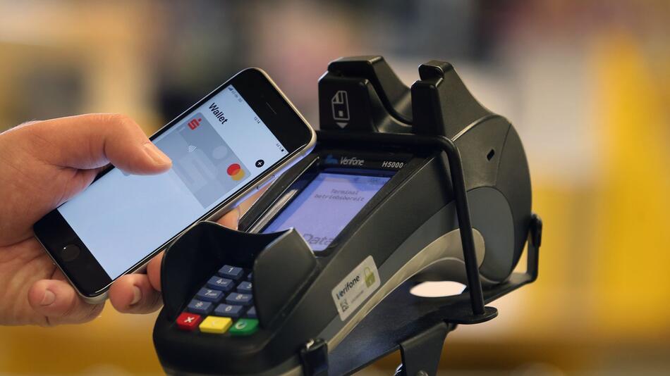 Smartphone zum Bezahlen an der Kasse eines Supermarkts