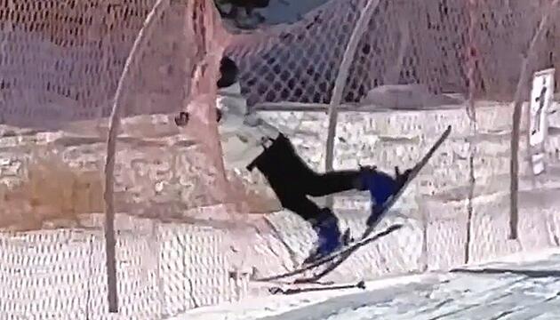 Abruptes Ende der Abfahrt: Ski-Anfängerin landet im Fangzaun