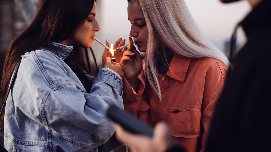 Frauen beim Rauchen