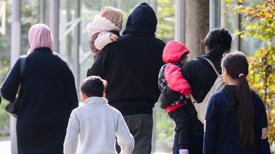 Geflüchtete verlassen die Landesaufnahmebehörde Niedersachsen am Standort Braunschweig