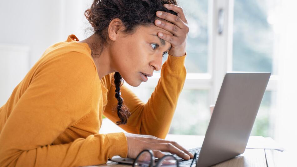 Frau sitzt am Laptop