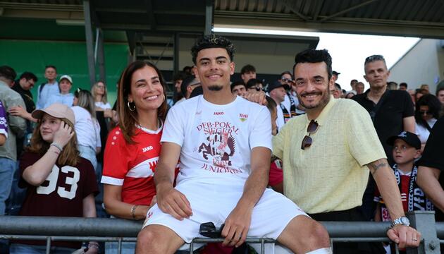 Jana Ina und Giovanni Zarrella mit ihrem Sohn Gabriel im Stadion.