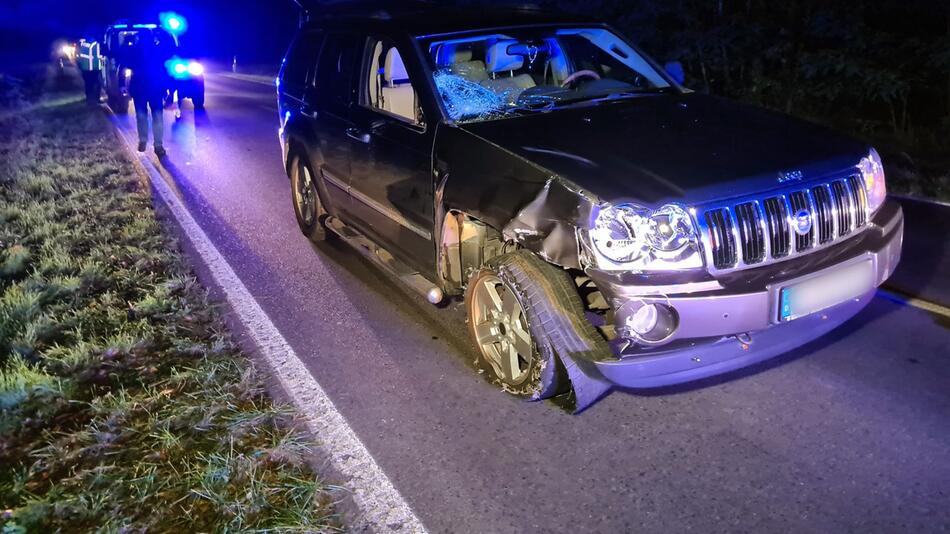 Radfahrer stirbt nach Zusammenstoß auf Landstraße