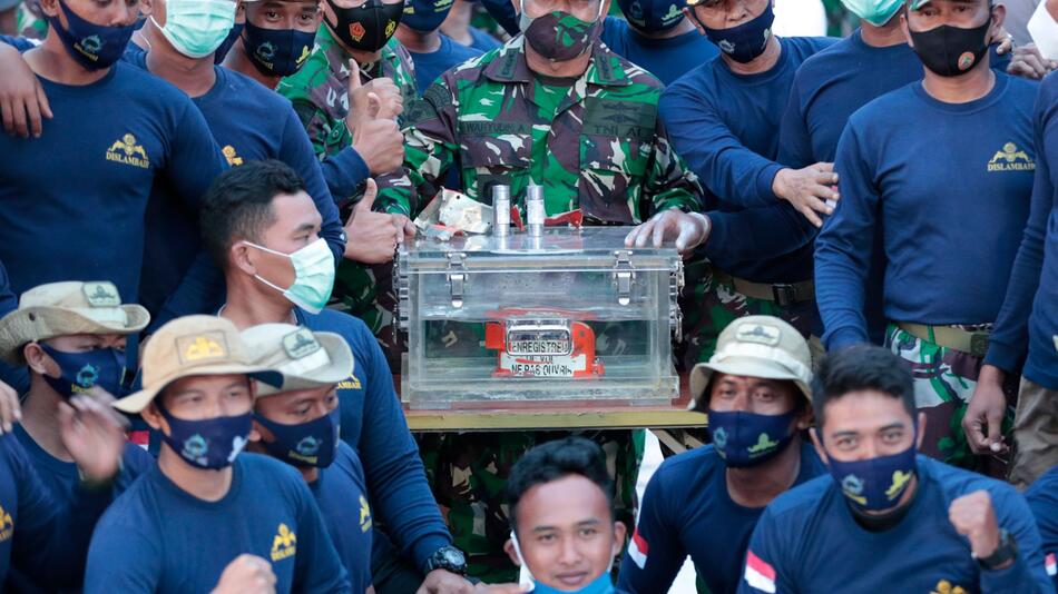 Nach Flugzeugabsturz in Indonesien